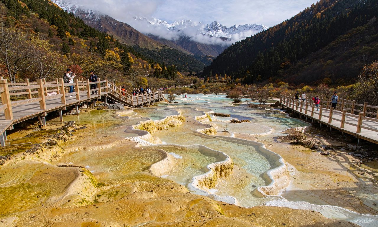 黄龙金沙铺地